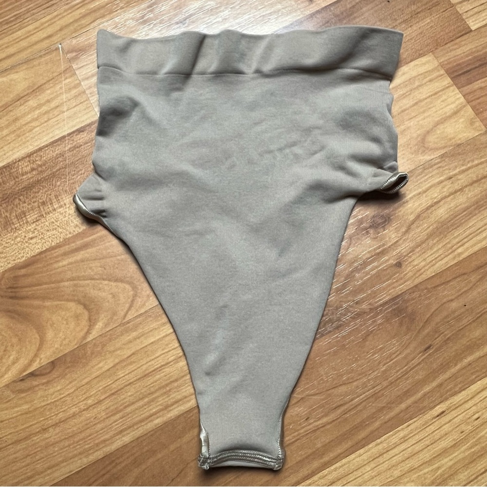 SKIMS SEAMLESS SCULPT MID WAIST THONG NWOT - OCHRE